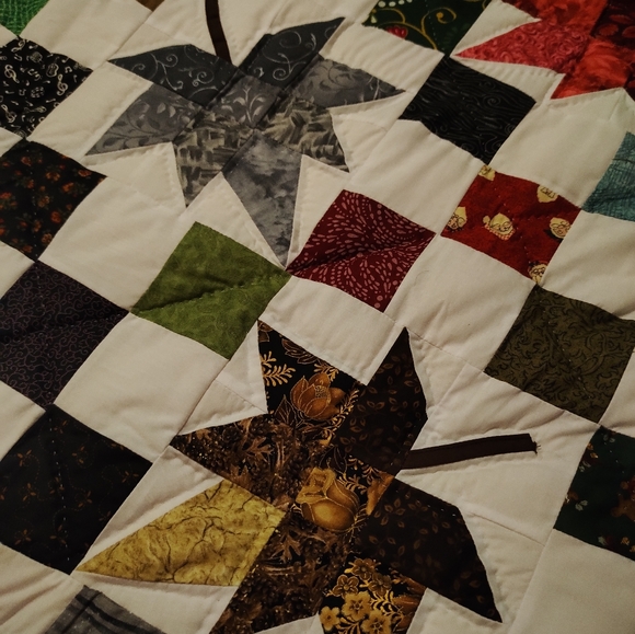 Leaves and patches hand quilted Queen Quilt - Picture 3 of 3